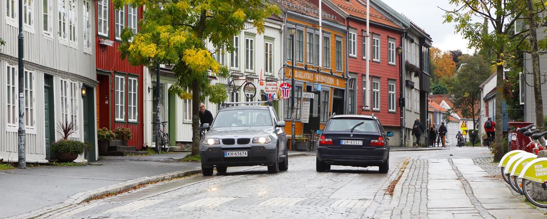 Biler på Bakklandet i Trondheim