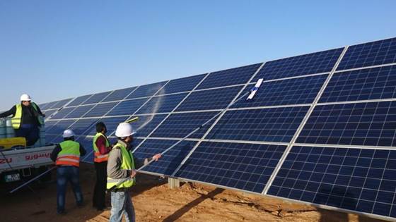 Miljøvennlig vaskerobot for solcellefarmer