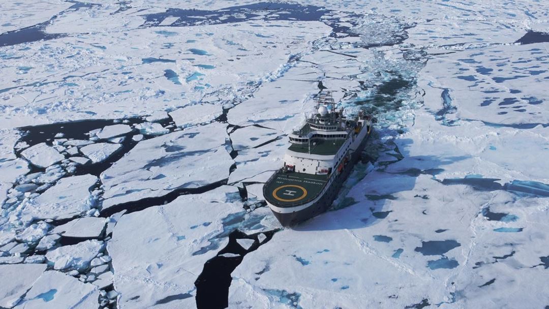 FF Kronprins Haakon beveger seg nå gjennom tung, eldre is. Dette er en treg prosess. Vi forventer å komme frem til Aurora-området sent i morgen ettermiddag, 20. juli. Foto: Christian Katlein (AWI)