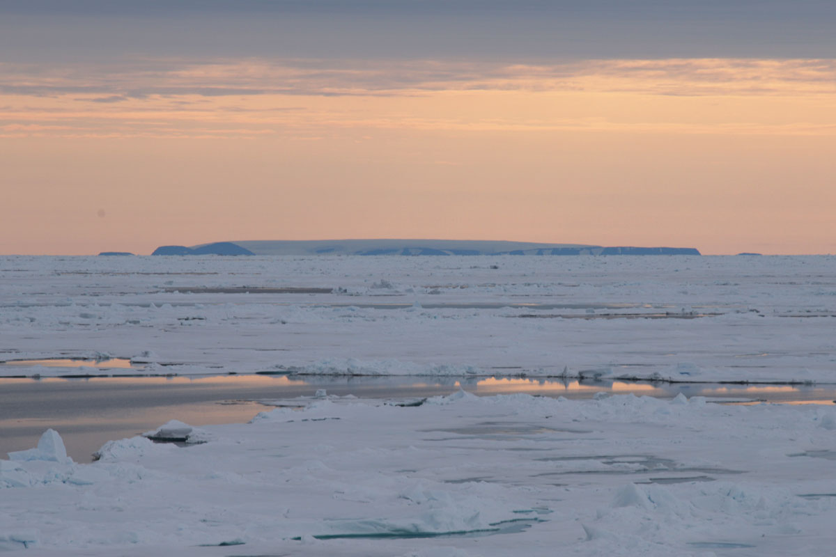 I går seilte skipet så nært Grønland at det var mulig å se kysten på horisonten.