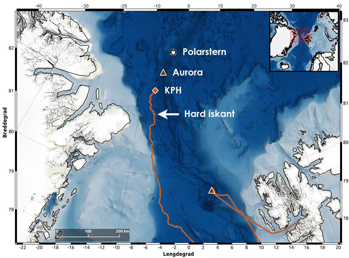 Dette kartet viser hvor skipet har vært så langt. Til venstre ser vi Grønland, og til høyre ser vi Svalbard. Toktet begynte i Longyearbyen, og beveget seg mot Molloydypet. Etter at et posisjoneringsinstrument ble ødelagt endret skipet kursen mot Tromsø, som forklarer hvorfor ruta forsvinner ut av kartet sørover. Den kommer tilbake på kartet på vestsiden av Framstredet. Kartet viser hvor vi møtte eldre is i går 18. juli rundt kl 17. Den viser også neste mål: Aurora hydrotermisk felt, hvor vi planlegger et dykk med ROV-en. Kartet viser også hvor det tyske forskningsskipet Polarstern befinner seg. Polarstern er også på vei mot Aurora for å møte oss. Illustrasjon: Kartoppsett av Yannick Kern (NPI) – Bilde reprodusert fra GEBCO_2021-rutenettet, GEBCO Compilation Group (2021) GEBCO 2021 Grid (doi:10.5285/c6612cbe-50b3-0cff-e053-6c86abc09f8f)