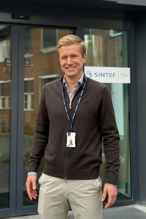 Mann ansatt i SINTEF uttaler seg om å jobbe i bedriften