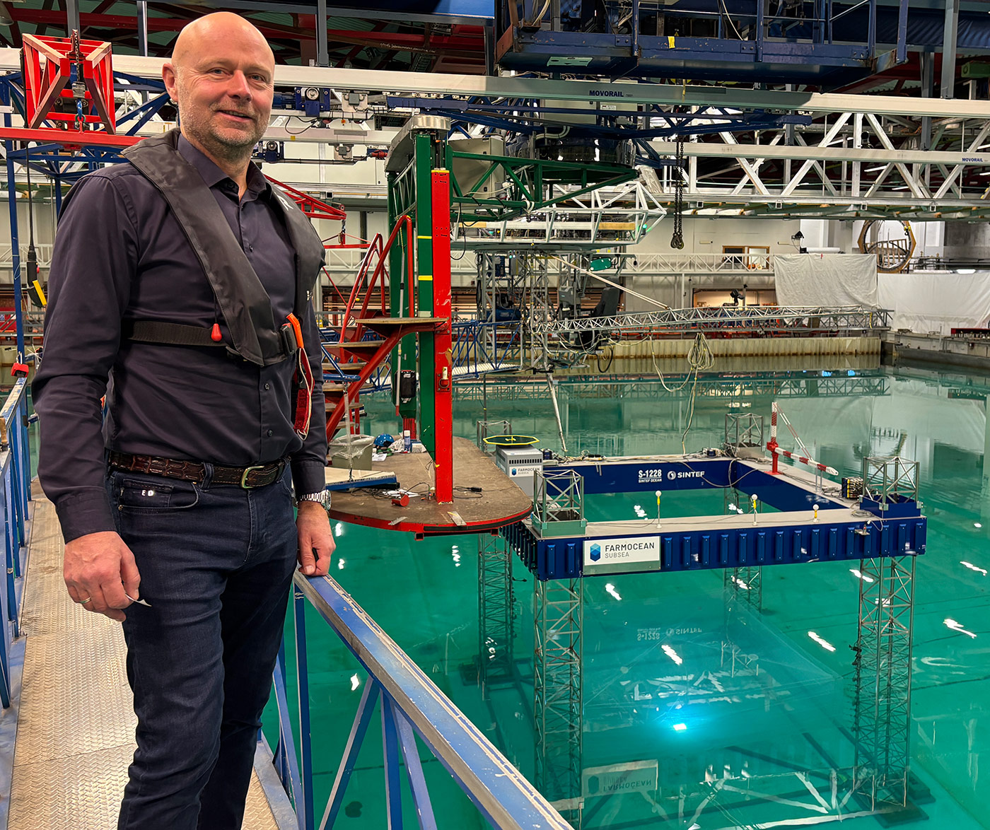 Trond Lysklætt foran installasjonen i havbassenget