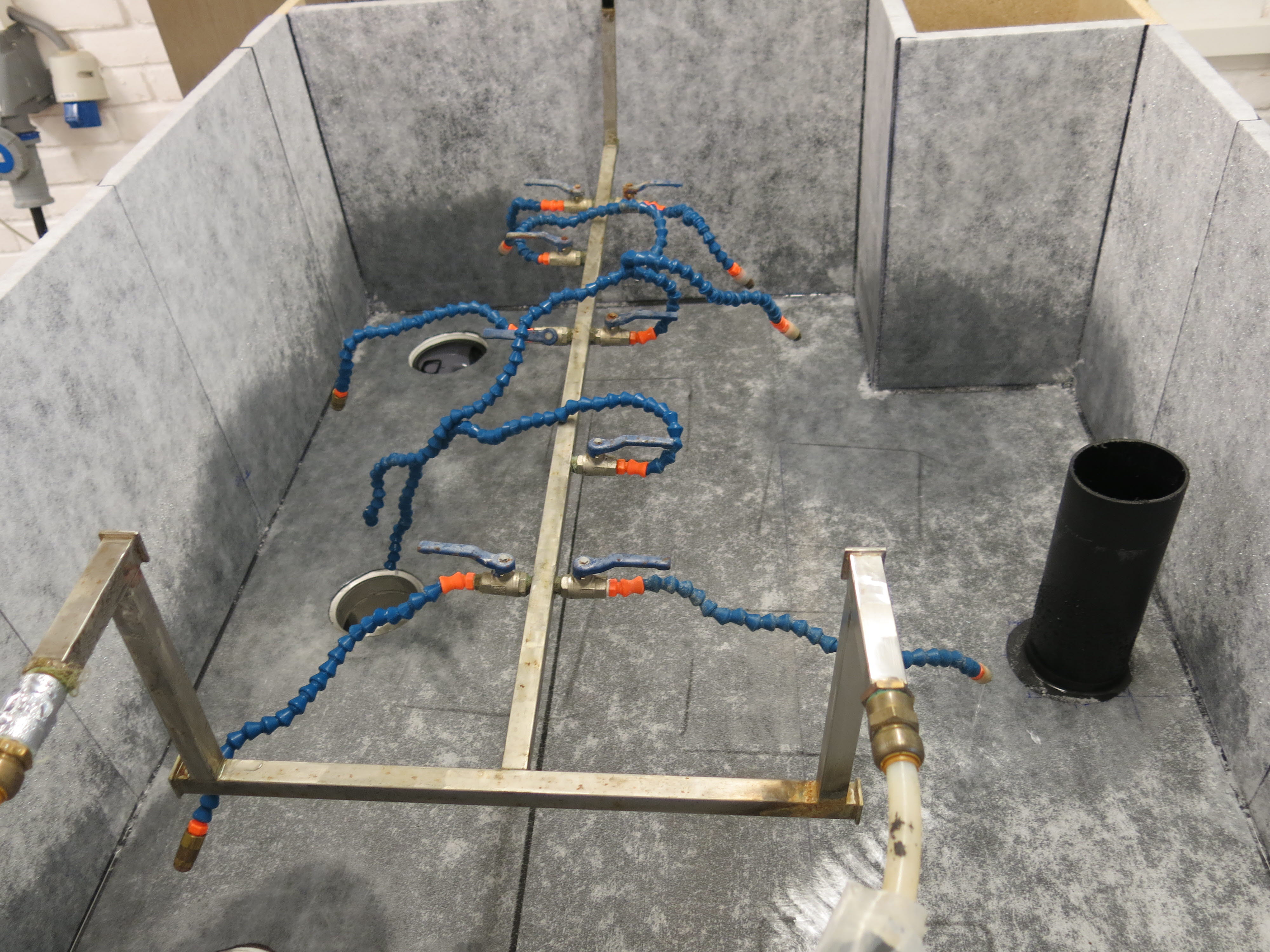 Bilde 2: Annex A prøving iht. ETAG 022. Dette er en fullskalaprøving av membransystemet for å se at påstrykningsmembran, primer og tilhørende tettedetaljer opprettholder vanntetteheten ved full vannbelastning. Her spyles membransystemet med vann på vekselvis 60°C og 10 °C.