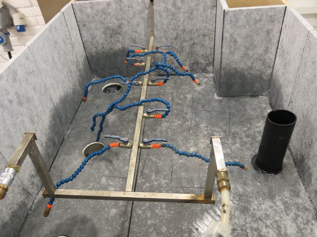 Bilde 2: Annex A prøving iht. ETAG 022. Dette er en fullskalaprøving av membransystemet for å se at påstrykningsmembran, primer og tilhørende tettedetaljer opprettholder vanntetteheten ved full vannbelastning. Her spyles membransystemet med vann på vekselvis 60°C og 10 °C.