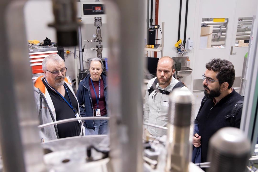 Examining the high-pressure gas mechanical test rig. Left to right: Asle Olav Hellesvik (SINTEF), Vigdis Olden (SINTEF), Luis Guilherme Tomba Silveira Leite (Petrobras), Daniel Correia Freire Ferreira (Petrobras).