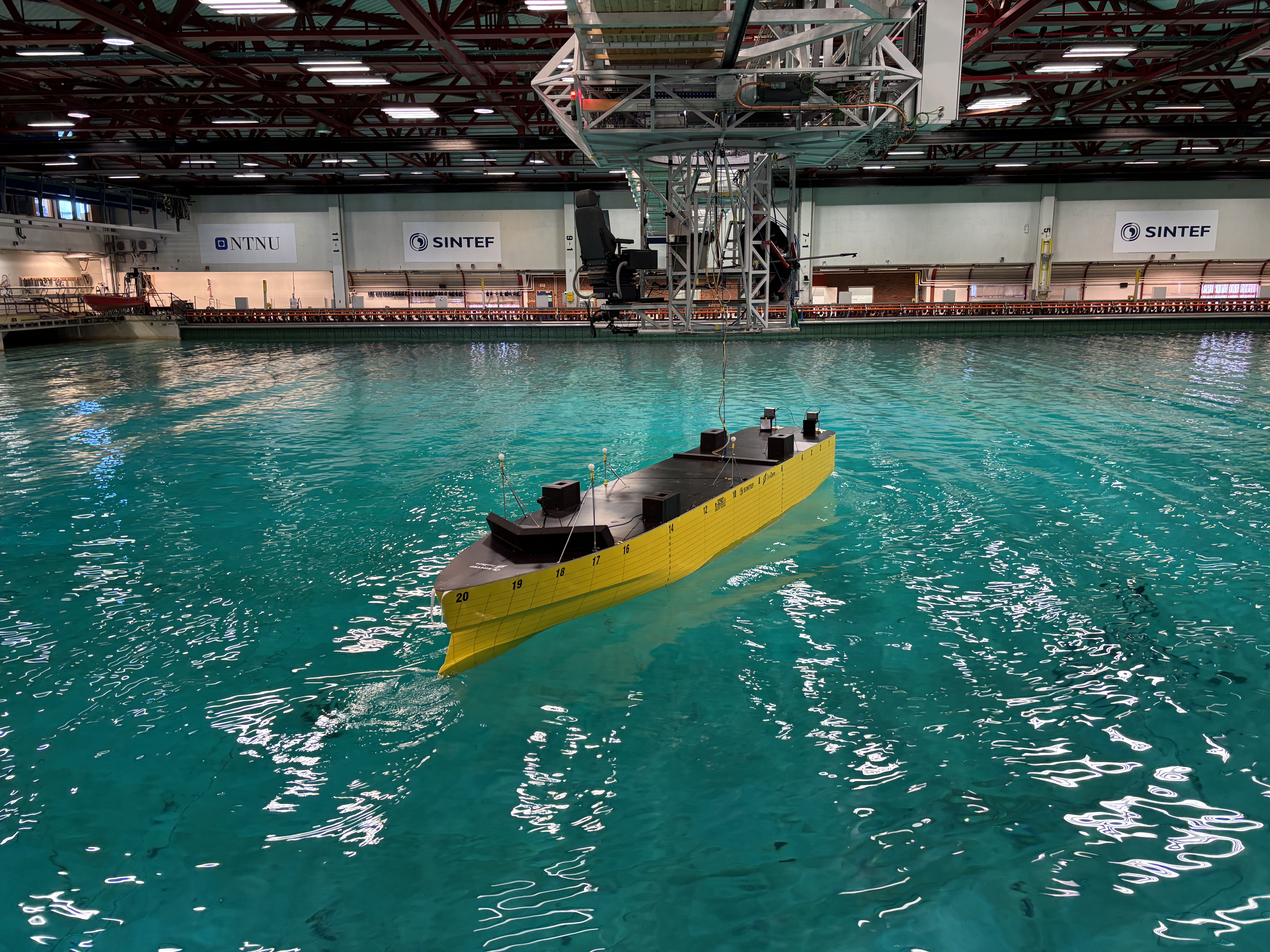 Modellbåt av Sea Zero i havbassenget