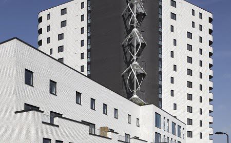 Bilde som viser vindturbiner på en bygning