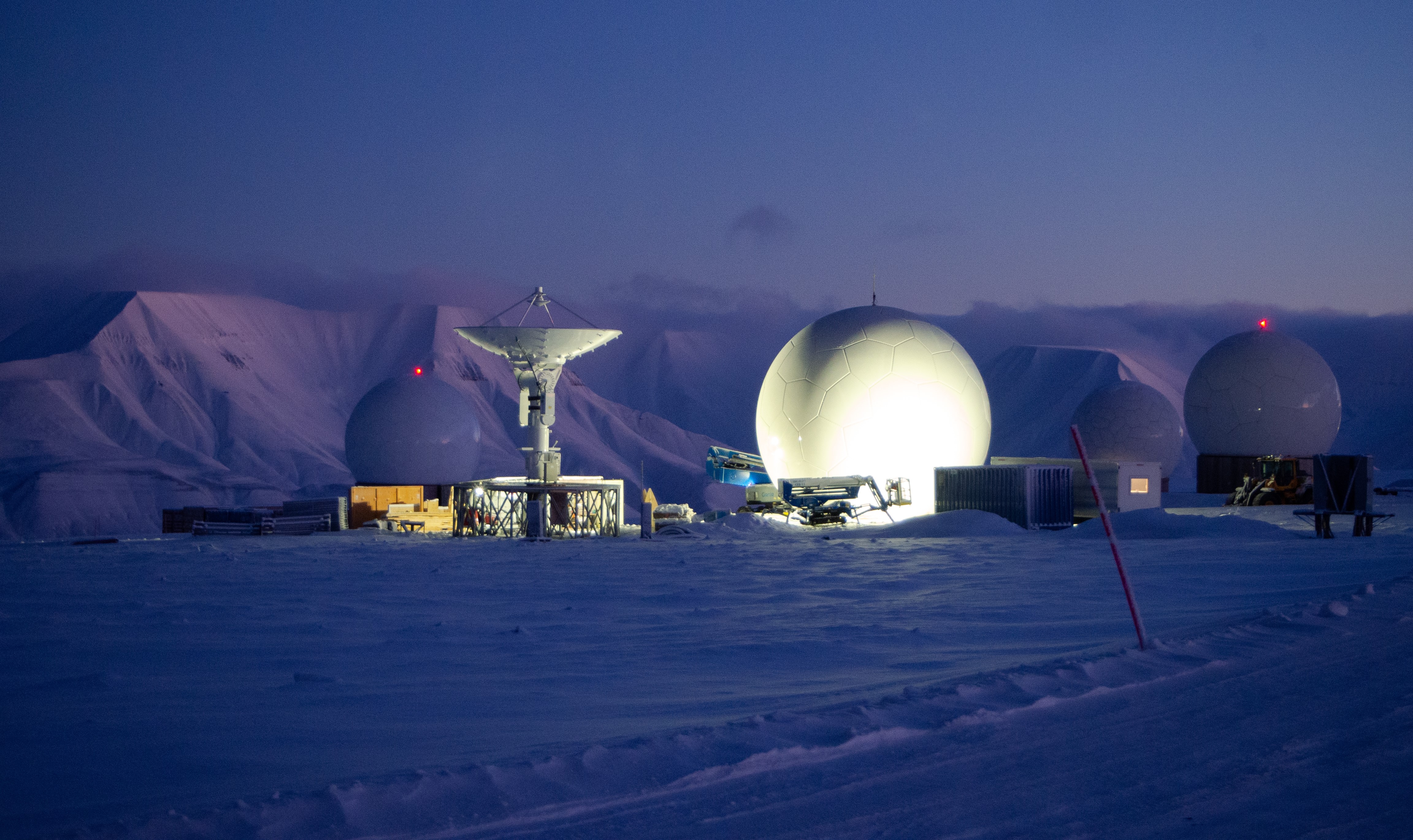 Multilags-radomer for Ka- og bredbånd