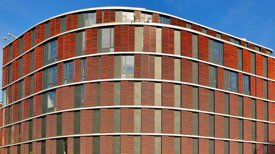 Development of a less polluting, automated façade system integrated into building managements systems