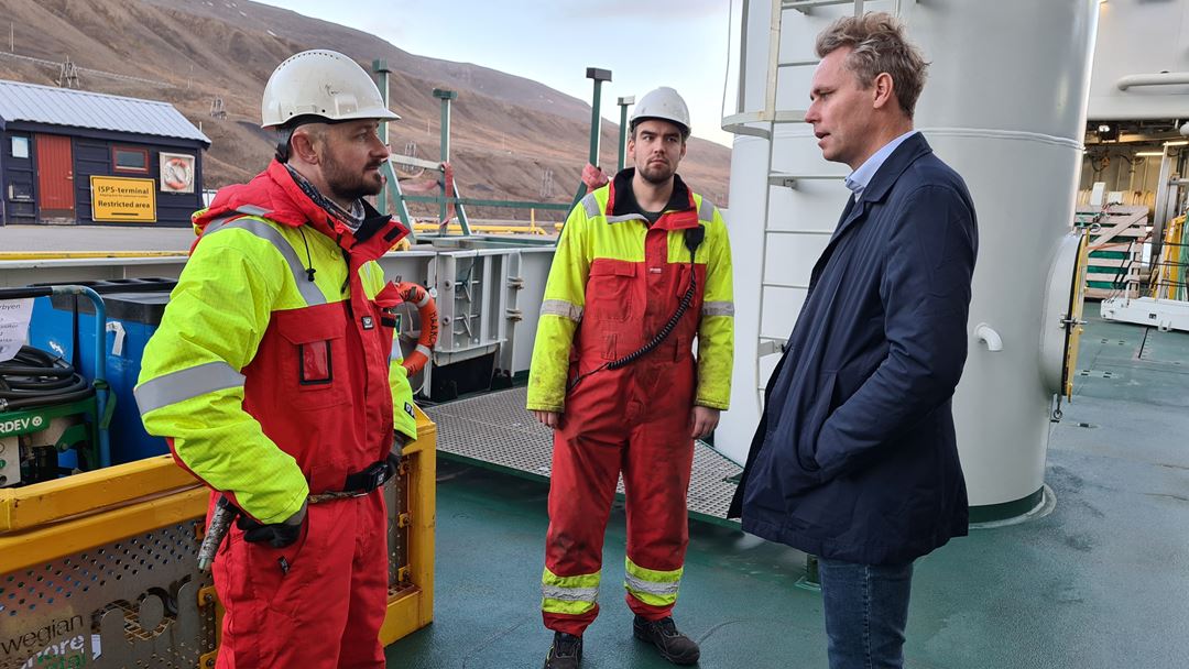 Forsknings- og høyere utdanningsminister Ola Borten Moe snakker med mannskapet under omvisningen om bord på FF Kronprins Haakon.