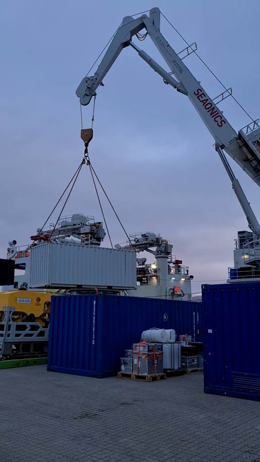 Over 100 tonn utstyr blir lastet på skipet før avgang.