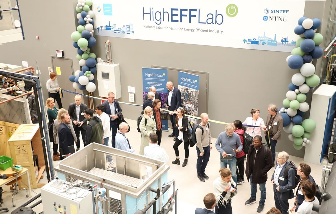 Inge Gran, CEO of SINTEF Energy and Tor Grande Pro-Rector for Research and Dissemination at NTNU, cut the ribbon at the official opening of HighEFFLab.