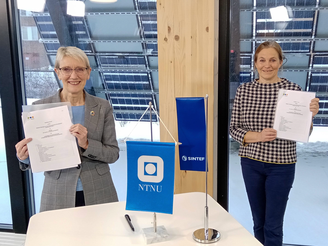 Konsernsjef Alexandra Bech Gjørv og rektor Anne Borg signerer den nye rammeavtalen