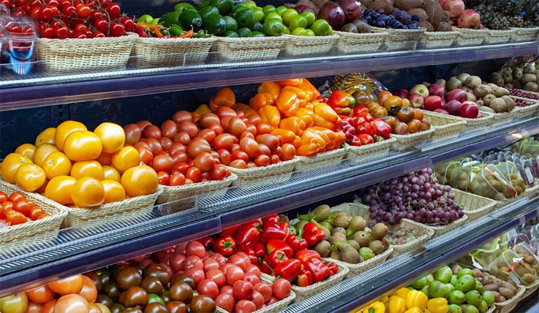 bilder av laks og frukt i butikk