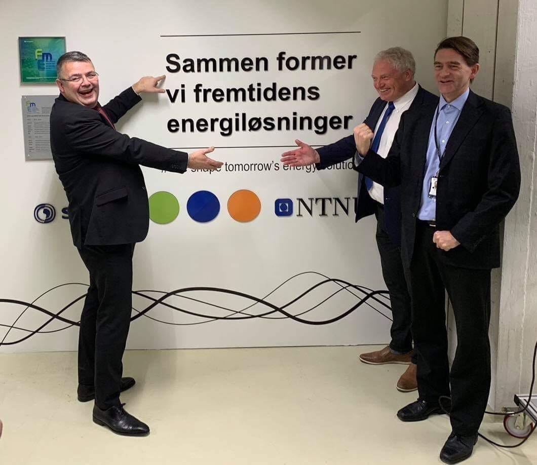 Fra venstre: olje- og energiminister Kjell-Børge Freiberg, Johan Einar Hustad, direktør, NTNU Energi og Reidar Bye, visekonsernsjef i SINTEF.