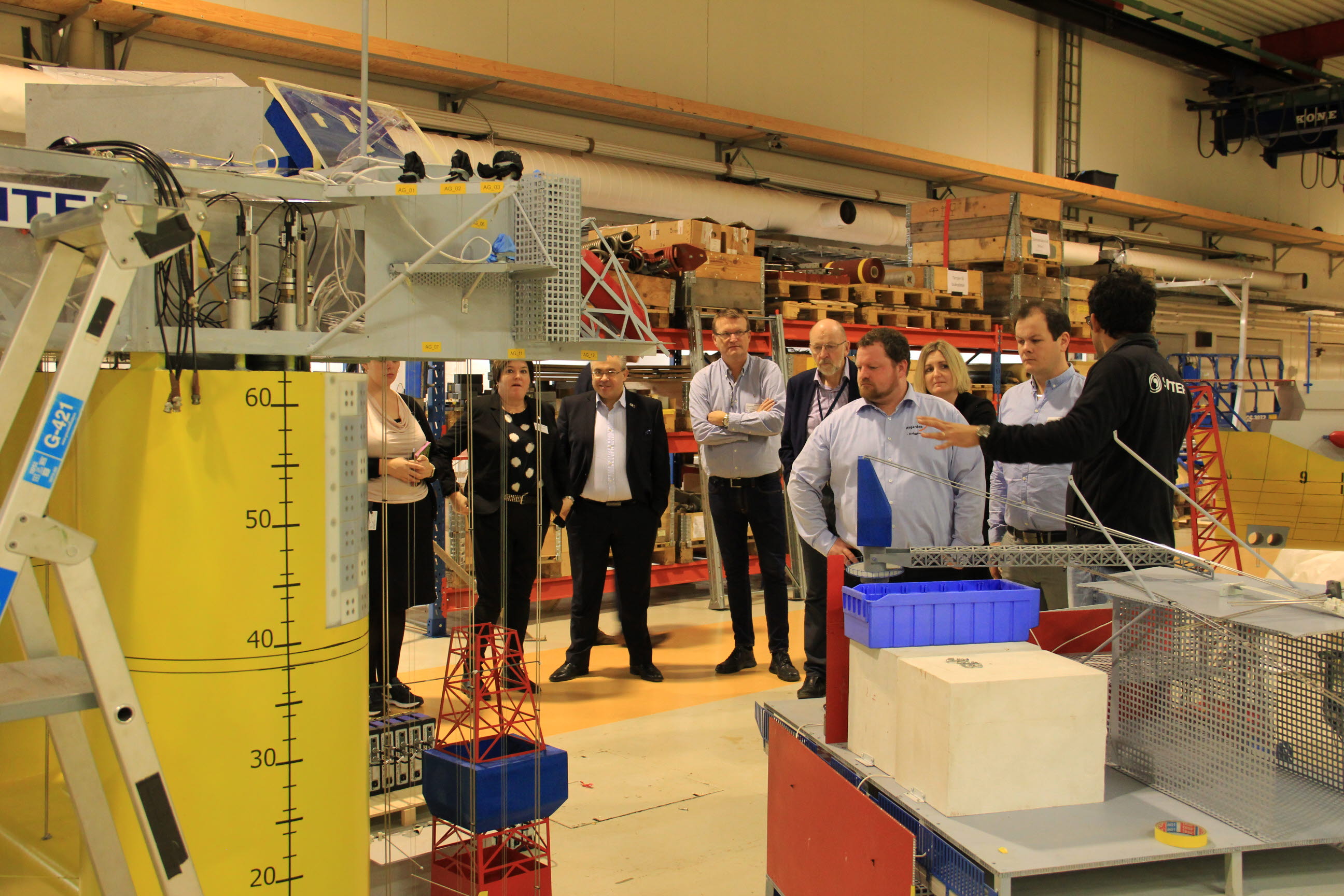 Bilde av ordførere sammen med forskningsleder