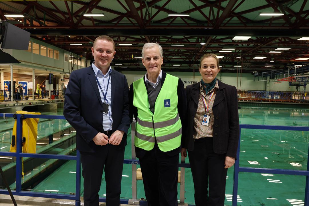 Vegar Johansen, Jonas Gahr Støre og Alexandra Bech Gjørv foran Havbassenget.