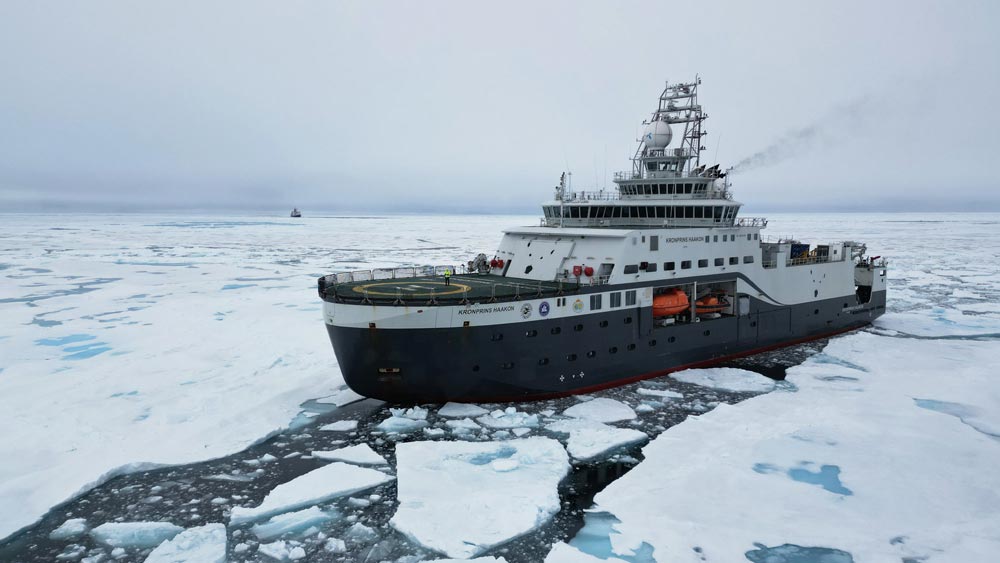 RV Kronprins Haakon in the Arctic Ocean, with RV Polarstern in the background.