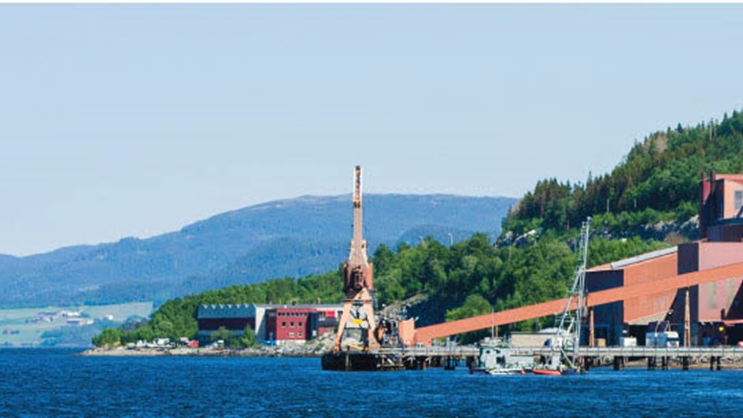 Left: Sketch of recycling concept. Red: hot gas. Blue: cooled gas. Right: The Elkem Thamshavn factory in Orkanger.