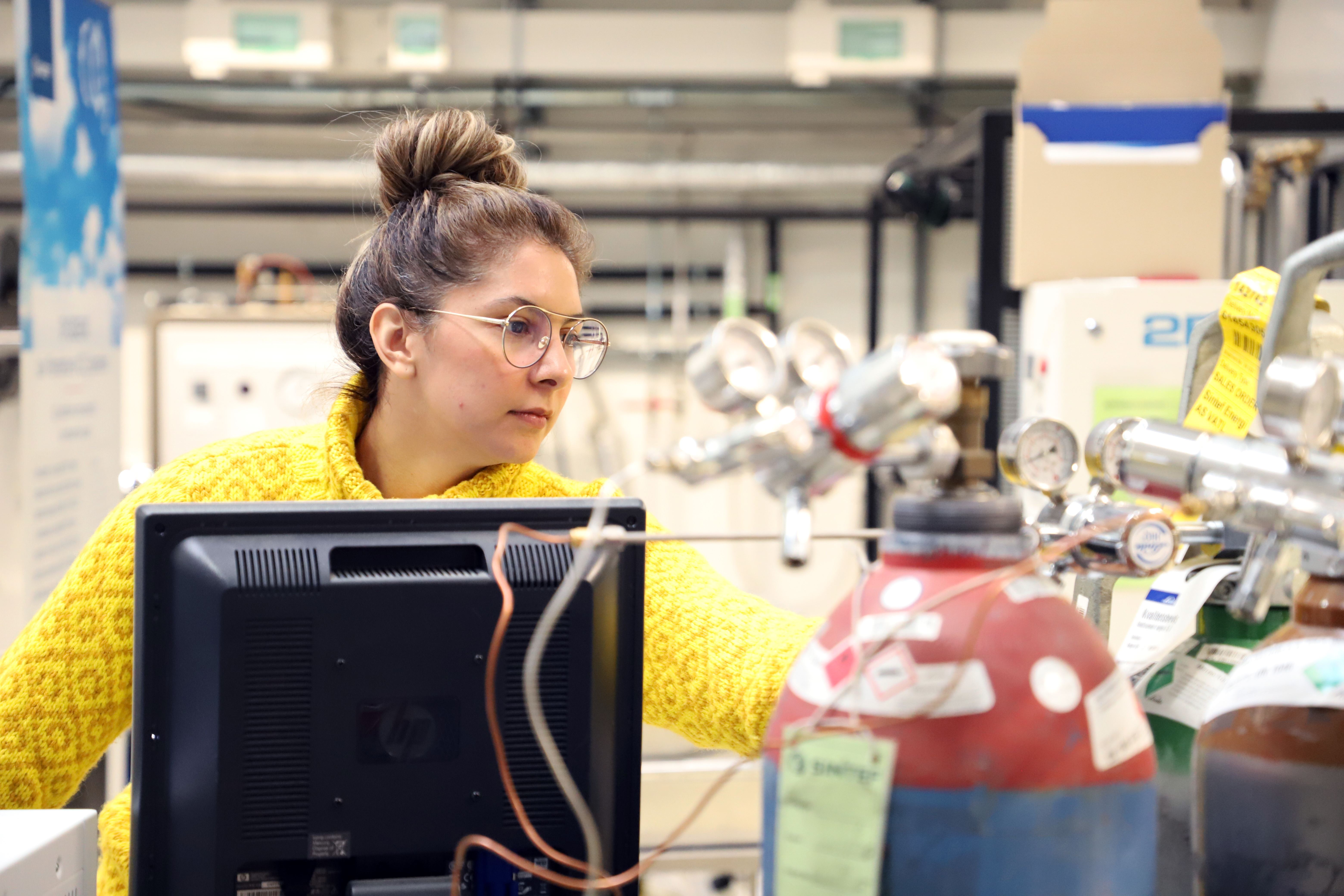 HighEFF research scientists are hard at work solving energy effi ciency challenges. Shown here: Yessica Alexandra Arellano Prieto (SINTEF).