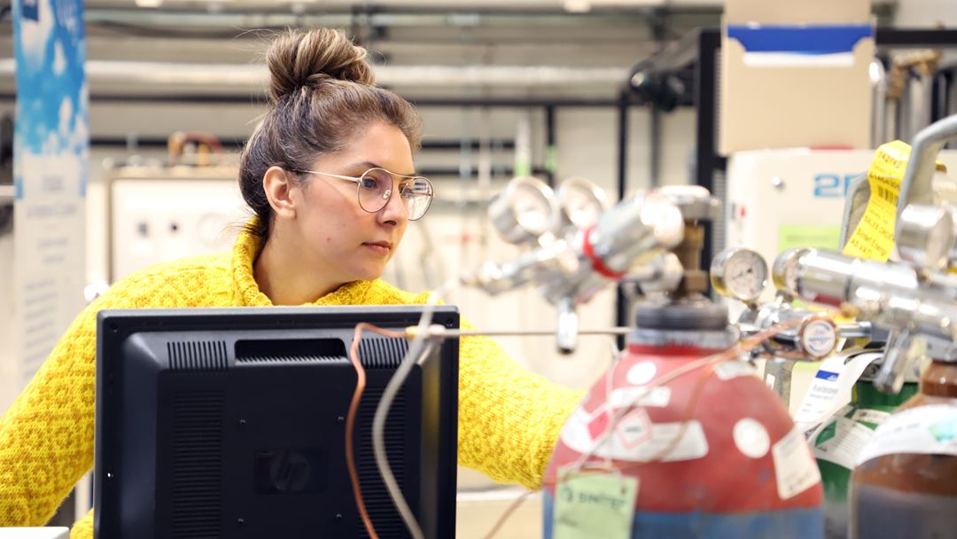 HighEFF research scientists are hard at work solving energy effi ciency challenges. Shown here: Yessica Alexandra Arellano Prieto (SINTEF).