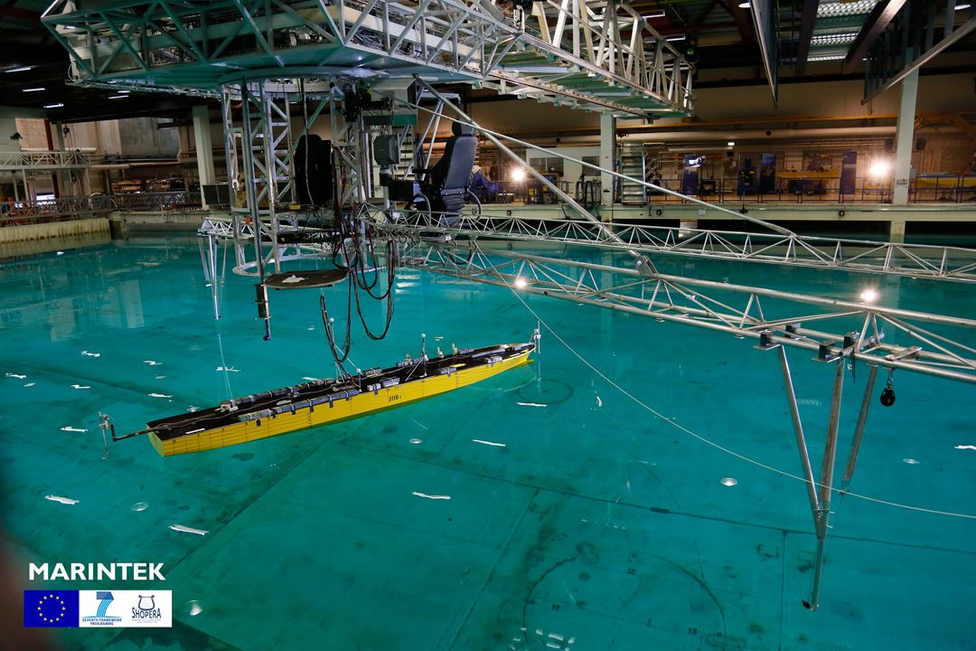 Bilde av båtmodell i havlaboratoriet