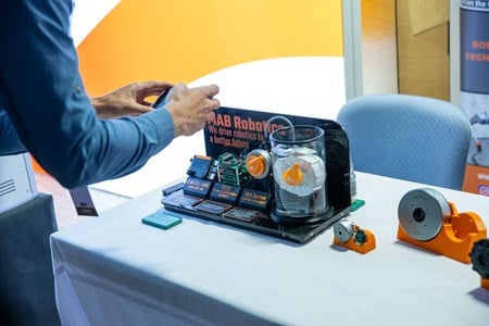 En som prøver ut ny teknologi