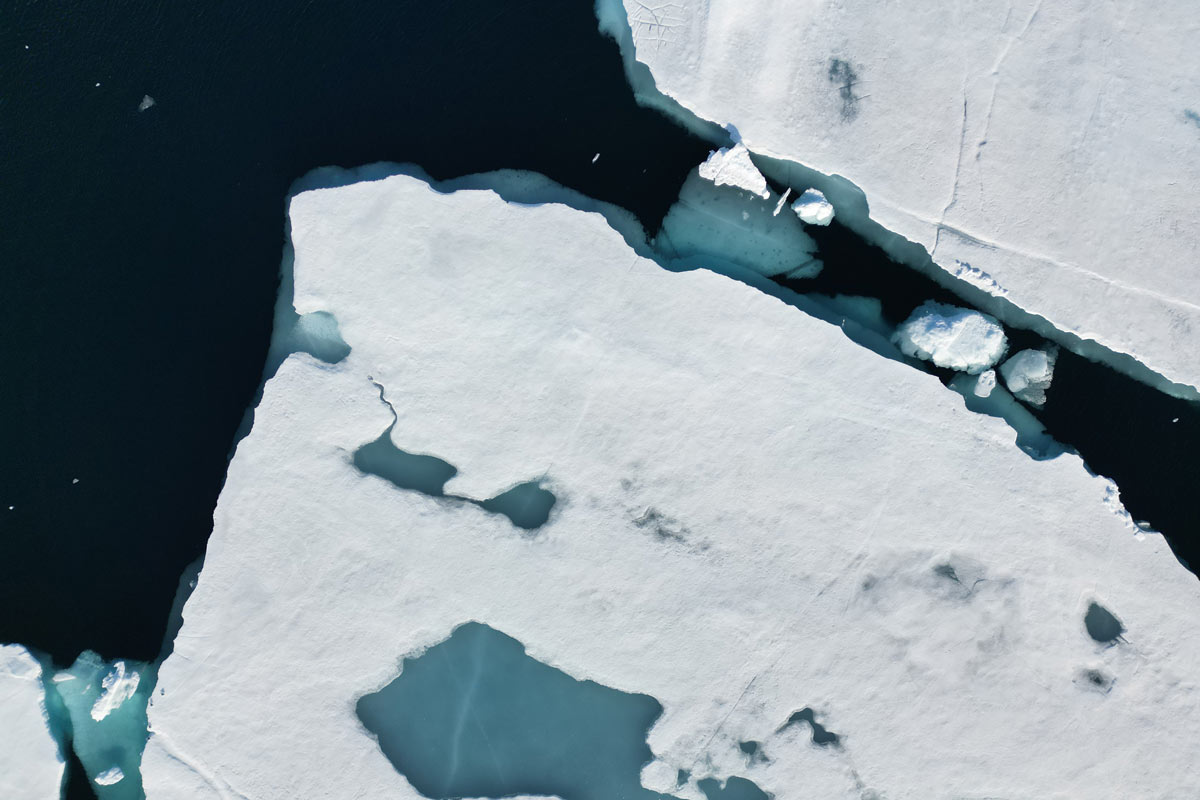 Et bilde tatt rett ovenfra, som denne, gjør det enklere å sammenligne isflakenes størrelse. Med litt matte kan man forvandle det første bildet (kapteinens perspektiv) til det andre (bilde tatt ovenfra).