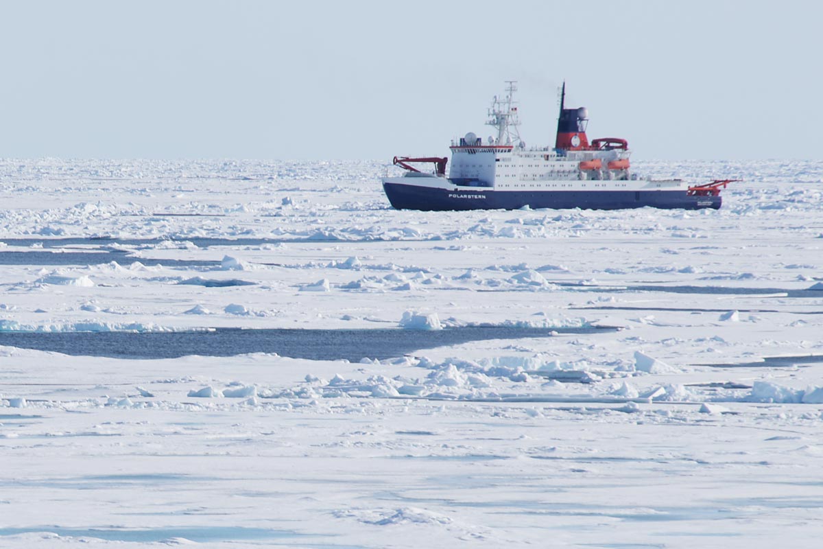 FF Kronprins Haakon og det tyske forskningsskipet Polarstern har vært i nærheten av hverandre i hele dag, ved Aurora hydrotermisk felt.