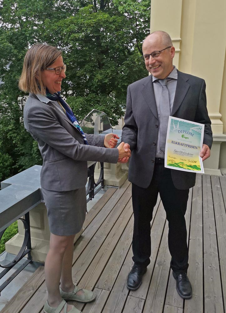 Bj&oslash;rn Gustavsen with Rannveig L&oslash;ken, head of the National Committee of Norway in CIGR&Eacute;.