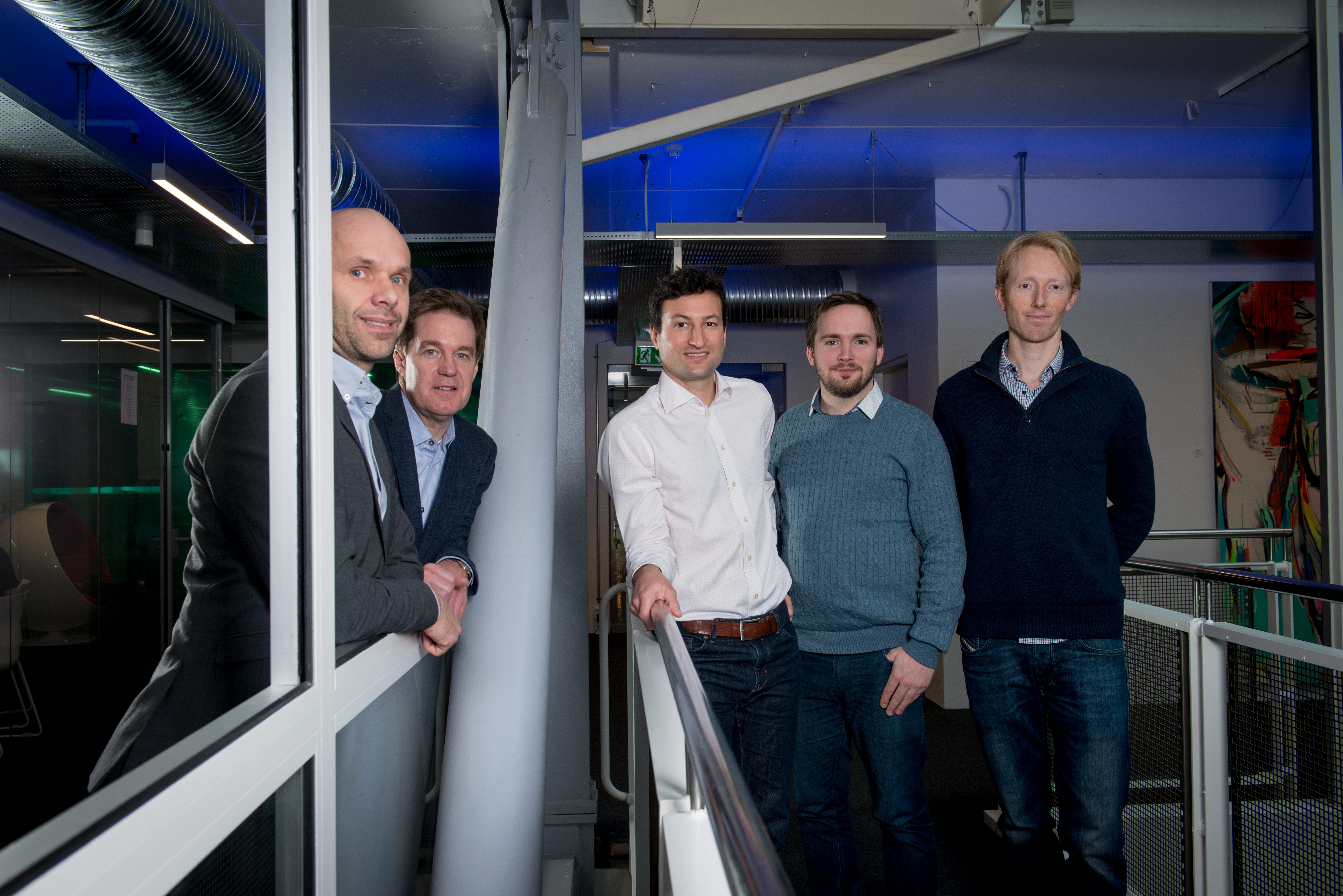Med 16 millioner i frisk kapital skal denne gjengen kommersialisere en unik mikrofon og det de håper skal bli en gamechanger i markedet for talegjenkjenning og stemmestyring.  Fra venstre: Sverre Dale Moen, John Torvik, Matthieu Lacolle, Jakob Vennerød og Hans Jørgen Bang. 