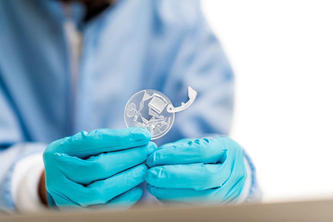 Hender som holder en chip