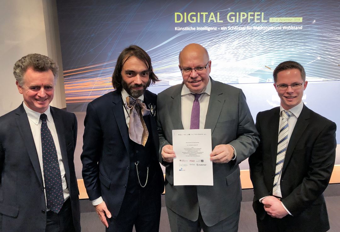 Bilde fra overrekkelsen: fra venstre Antoine Couret , Cedric Villani - , Peter Altmaier og Andreas Liebl.