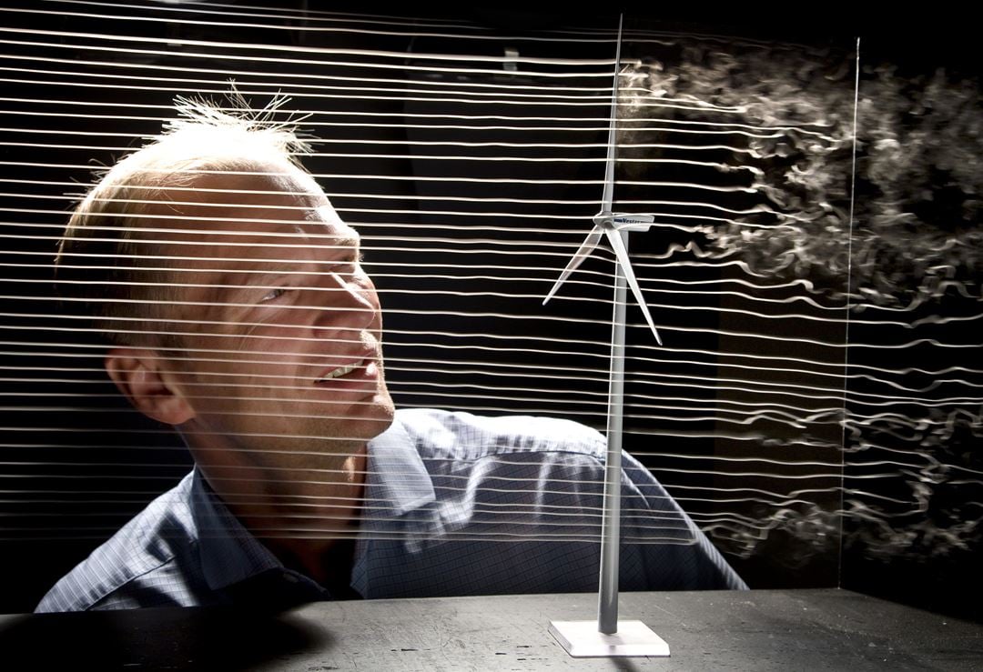 Forsker John Olav Tande demonstrerer modell av vindturbin i lab