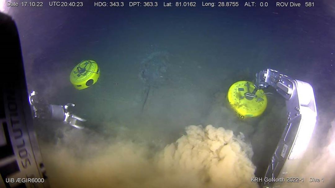 ROVen, den fjernstyrte undervannsroboten som er med på turen, setter ned to av UiB sine mottakere på havbunnen. Plasseringen er registrert helt nøyaktig av ROV-teamet.