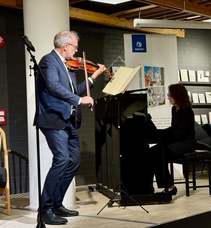 Mann spiller fiolin, kvinne spiller piano