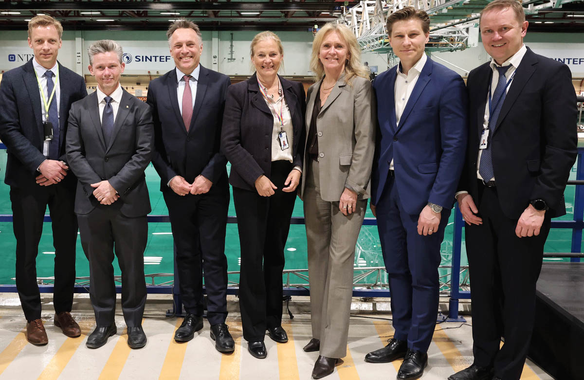 Group photo of Nordic defence ministers and SINTEF management