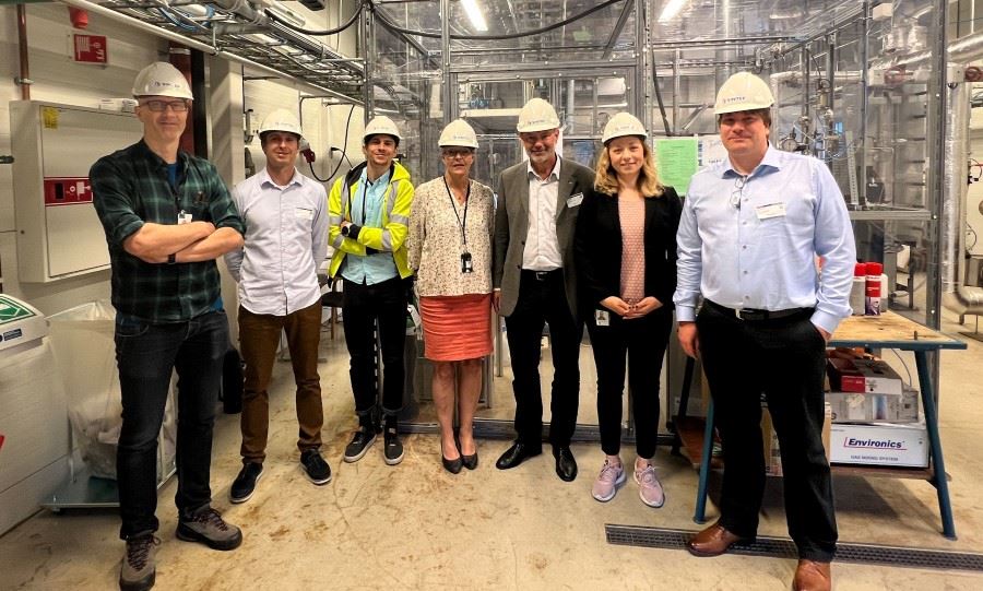 Fra venstre: Olaf Trygve Berglihn (SINTEF), Ronald Rösler (Yara), Karol Michalski (SINTEF), Eli Aamot (SINTEF), Per Knudsen (Yara), Jasmina Hafizovic Cavka (SINTEF), Karl Isak Haug (Yara). Foto: SINTEF/Olav Spanne