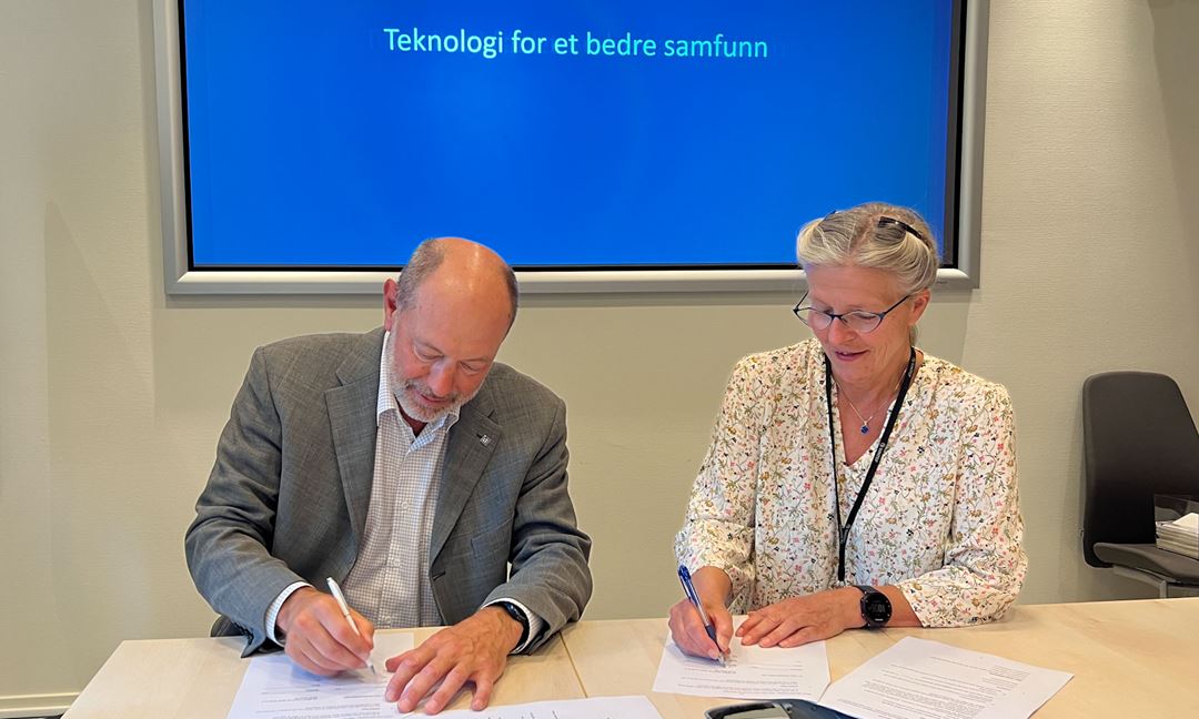 Yaras VP Technology Per Knudsen og SINTEFs konserndirektør for Industri Eli Aamot signerer ny samarbeidsavtale 23. juni 2023.  Foto: SINTEF/Olav Spanne