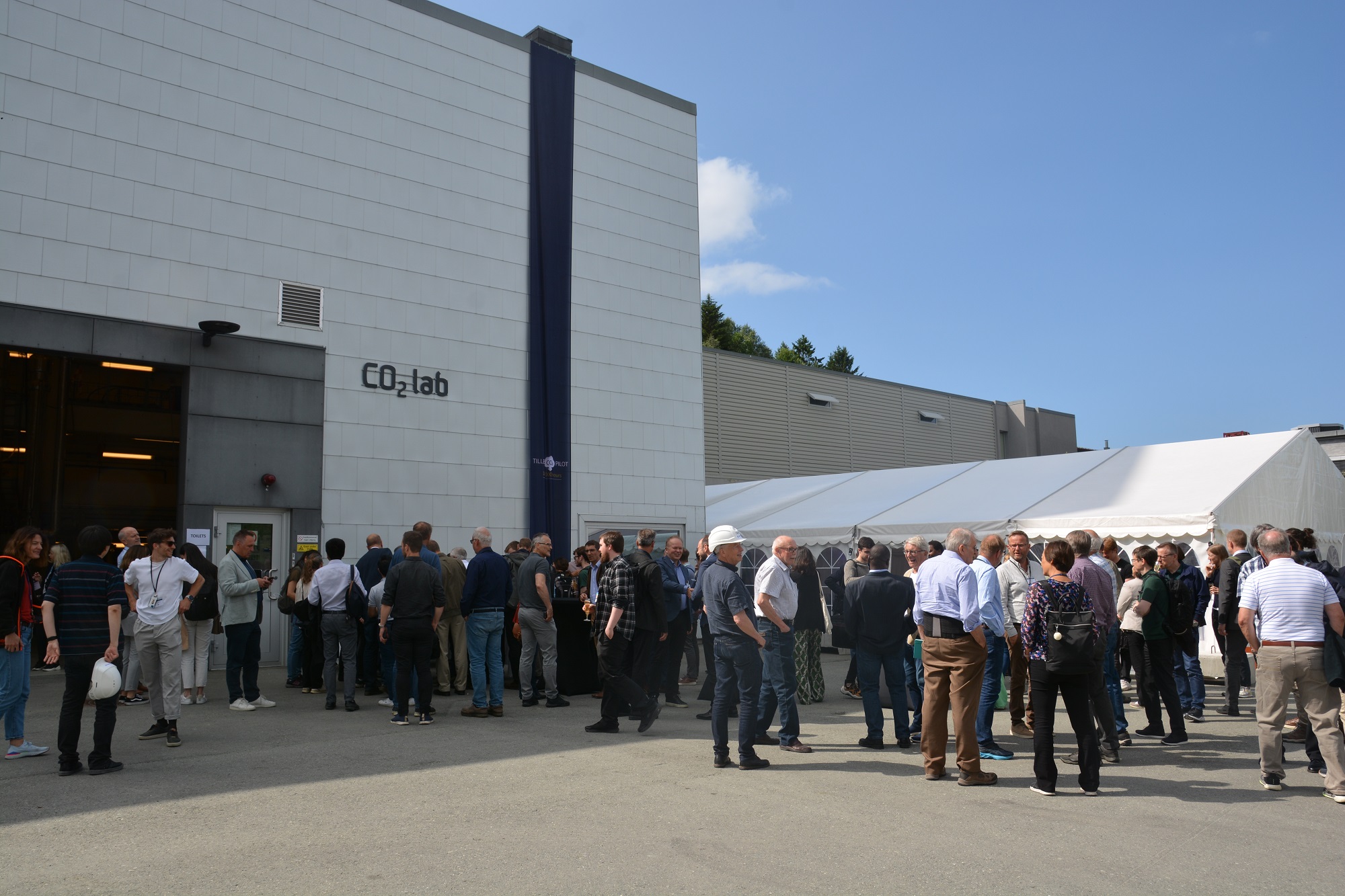 Deltakere på arrangementet utenfor CO2-laben på Tiller