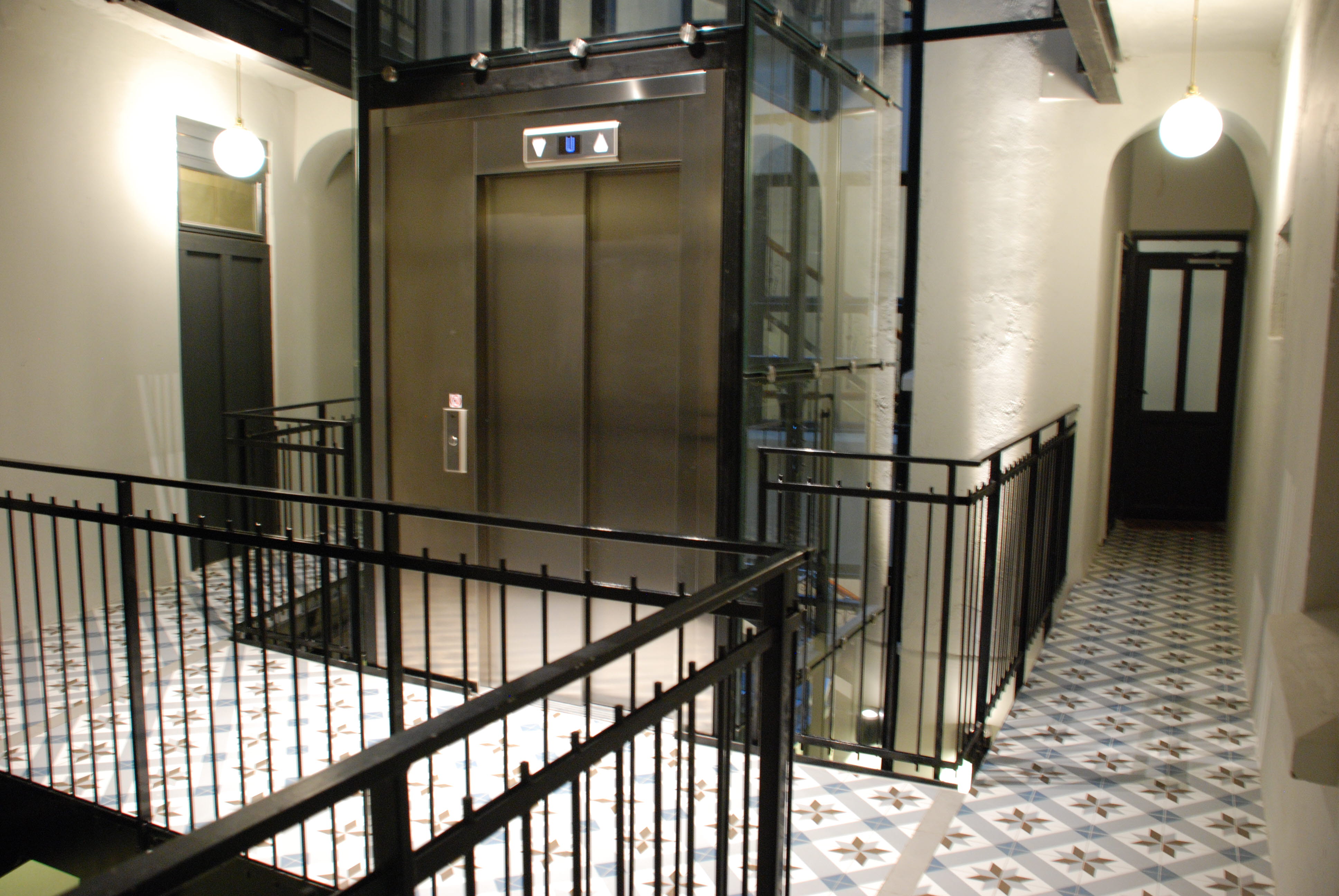 Bildet viser heis montert i 2015 i gårdsrom i bygård fra 1905 i Oslo