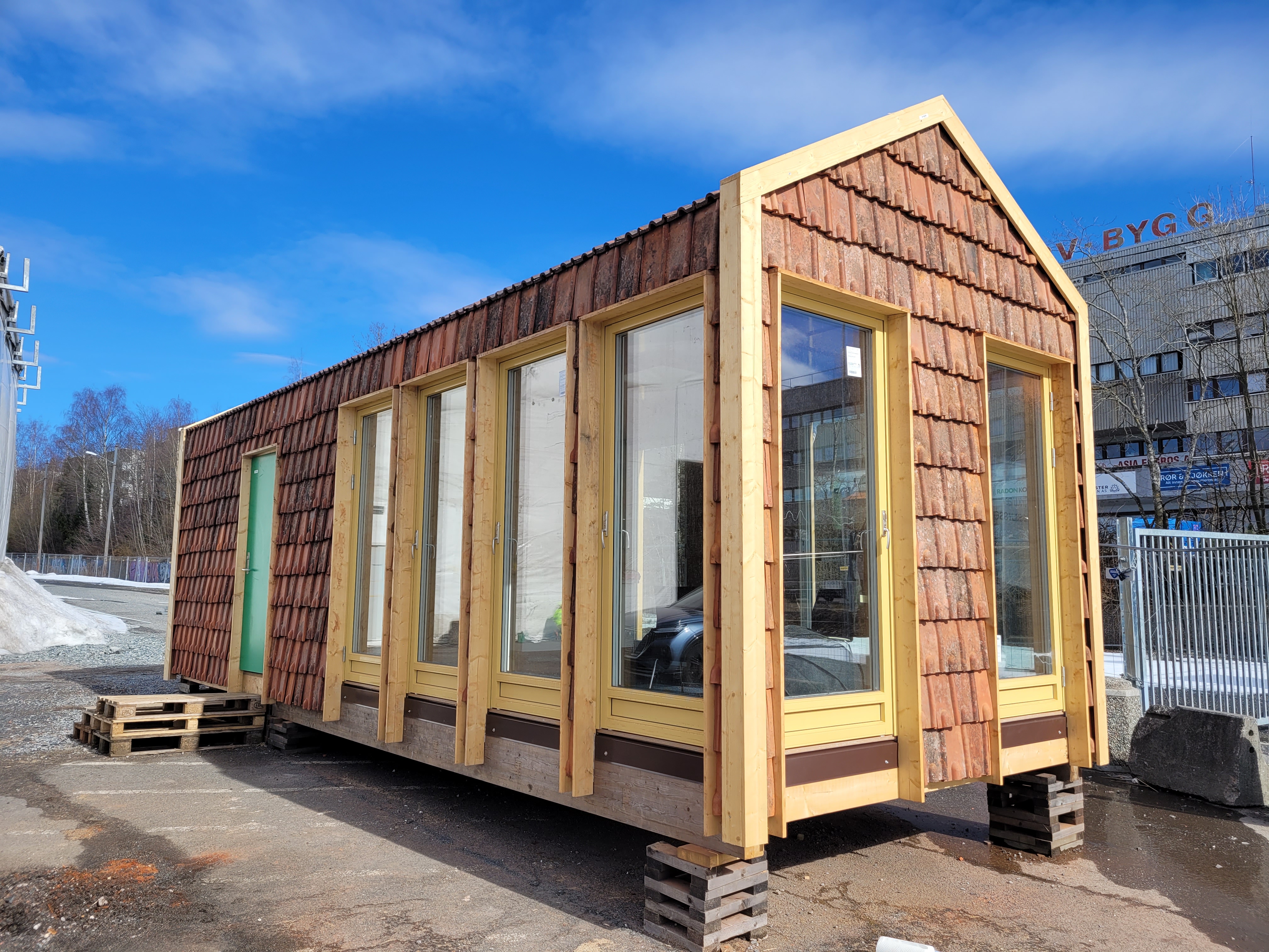 Hus bygget av ombruksmaterialer