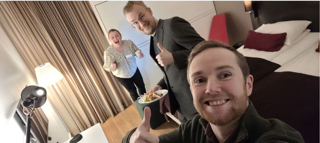 Kristian sammen med kollegaene Johan og Kaia i forbindelse med en fagsamling i Multiconsult.