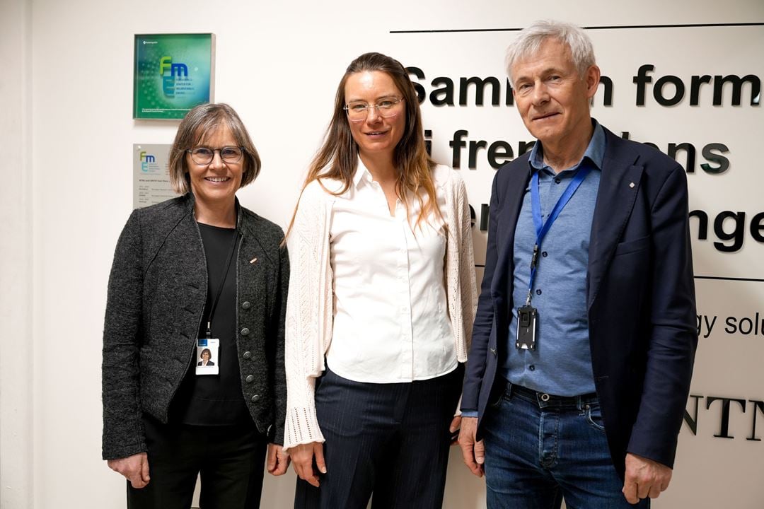 Mona Mølnvik (SINTEF), Anna Pontén (Equinor) and Olav Bolland (NTNU) celebrate the announcement of a new CCS research centre.