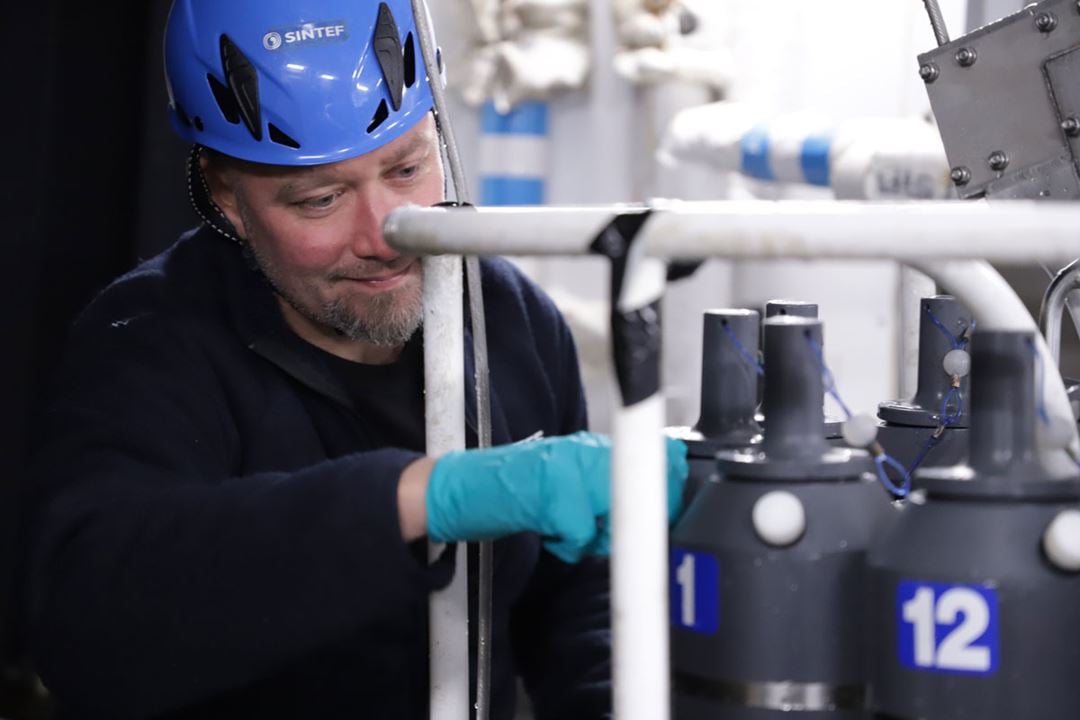 Thor-Arne Pettersen (SINTEF Ocean) var med på toktet i fjor høst for å blant annet samle inn vannprøver til senere analyse.