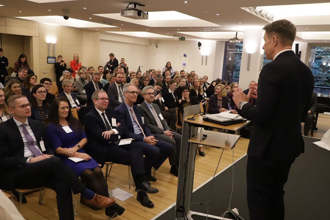 Den norske energiministeren, Terje Aasland, taler til publikum ved GreenShift-prosjektets avsluttende arrangement i Brussel.