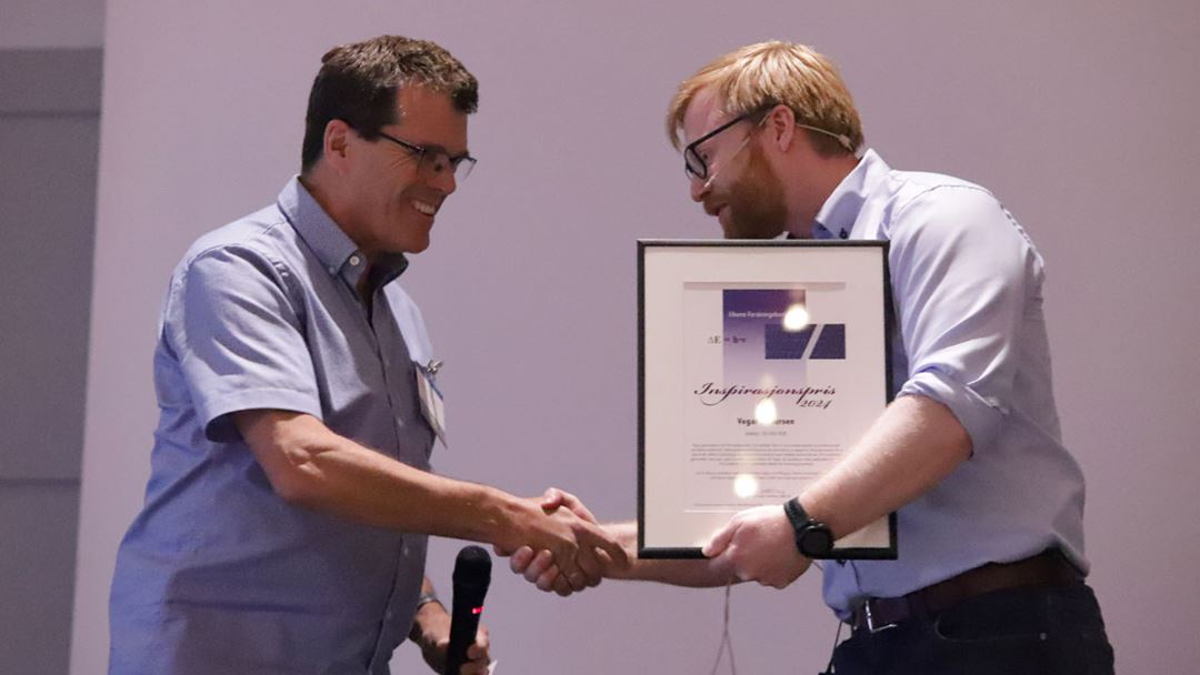 Elkem ASA's Vegar Andersen, who completed his PhD as part of HighEFF, receives the very first Elkem Inspiration Award for science, given to him by his colleague Aasgeir Valderhaug (left).. Ellen Myrvold (Alcoa), revealed how HighEFF had enabled Alcoa Mosjøen to make a list of realistic energy efficiency measures that can be implemented.