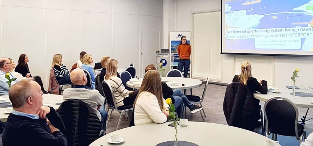 Line-Ryds&aring;-presents-Interport-at-M&aring;l&oslash;y-Vekst&rsquo;s-breakfast-meeting..jpg