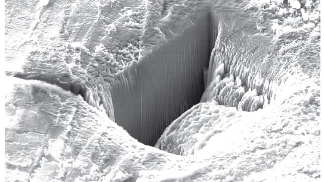 SEM picture (x1500) of a section located at the interface between the insulation and the semiconductorafter FIB-milling (ca 50 μm depth).